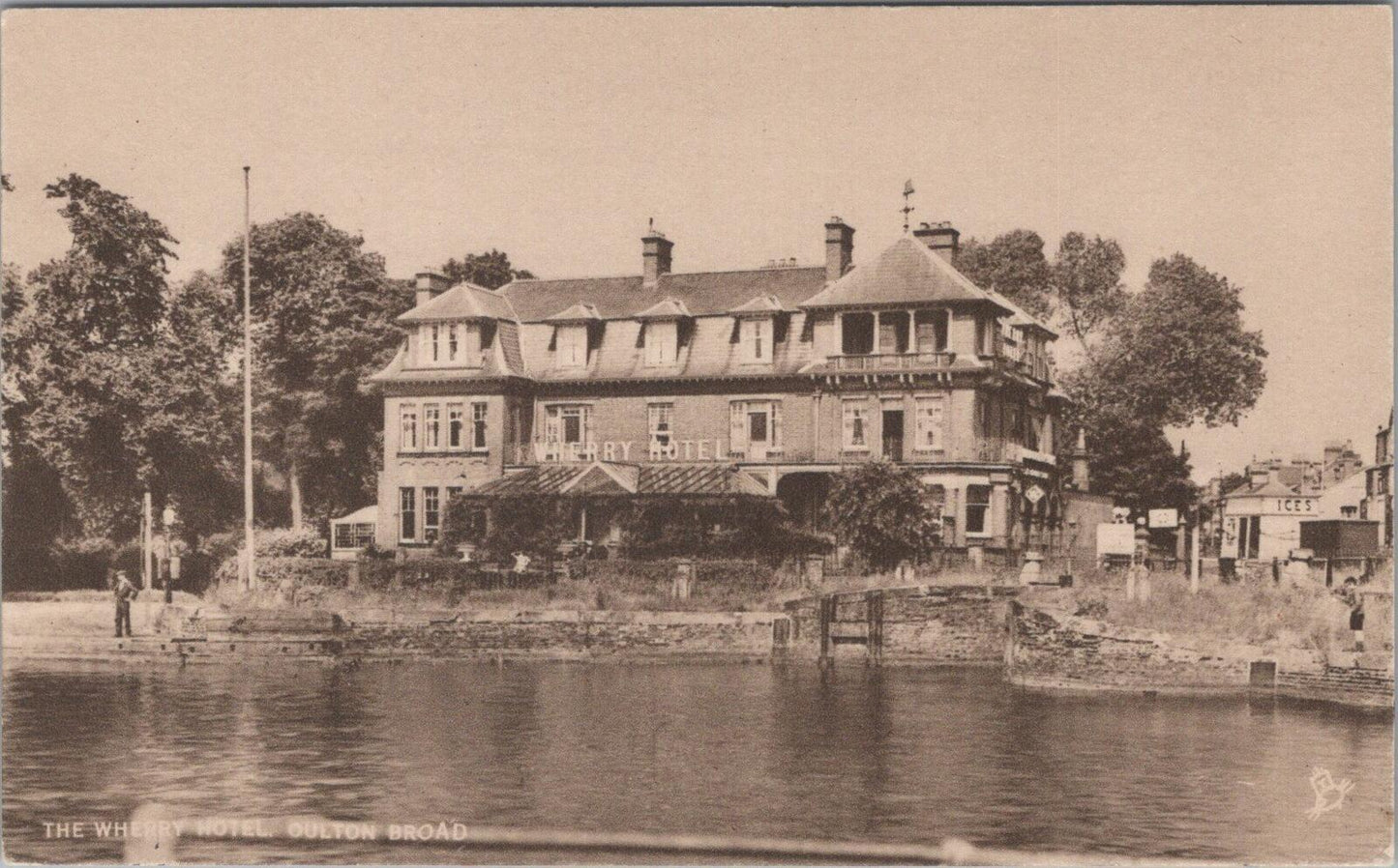 Suffolk postcard: The Wherry Hotel, Oulton Broad, near Lowestoft  XT1785