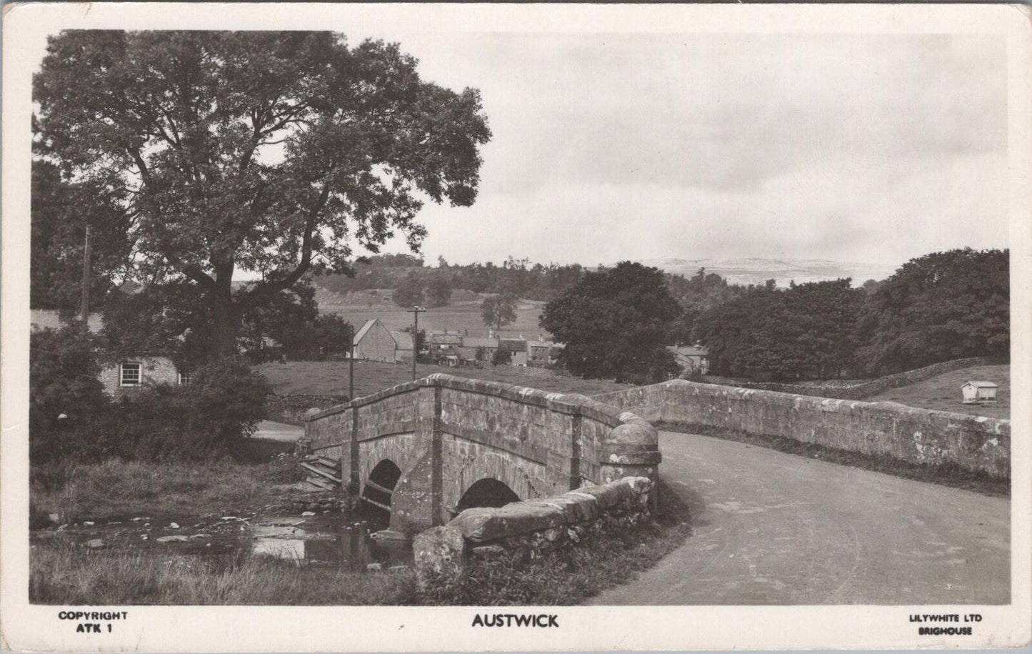 Yorkshire Postcard: Austwick Stone Bridge Craven Dales Lilywhite RPPC XT2517