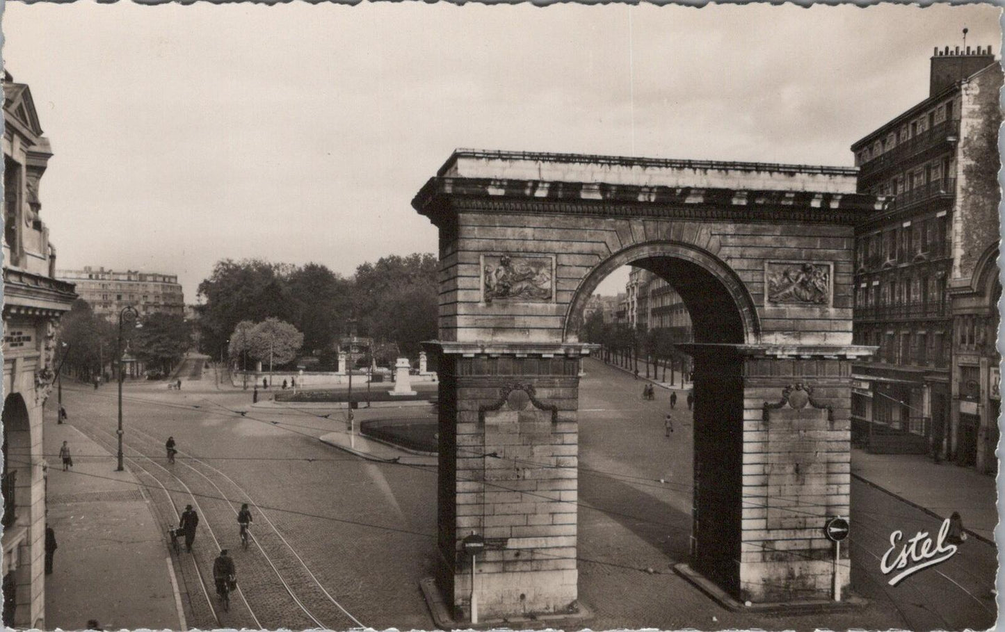 France Postcard: Dijon Porte Guillaume Triumphal Arch Place Darcy 1950s XT3097
