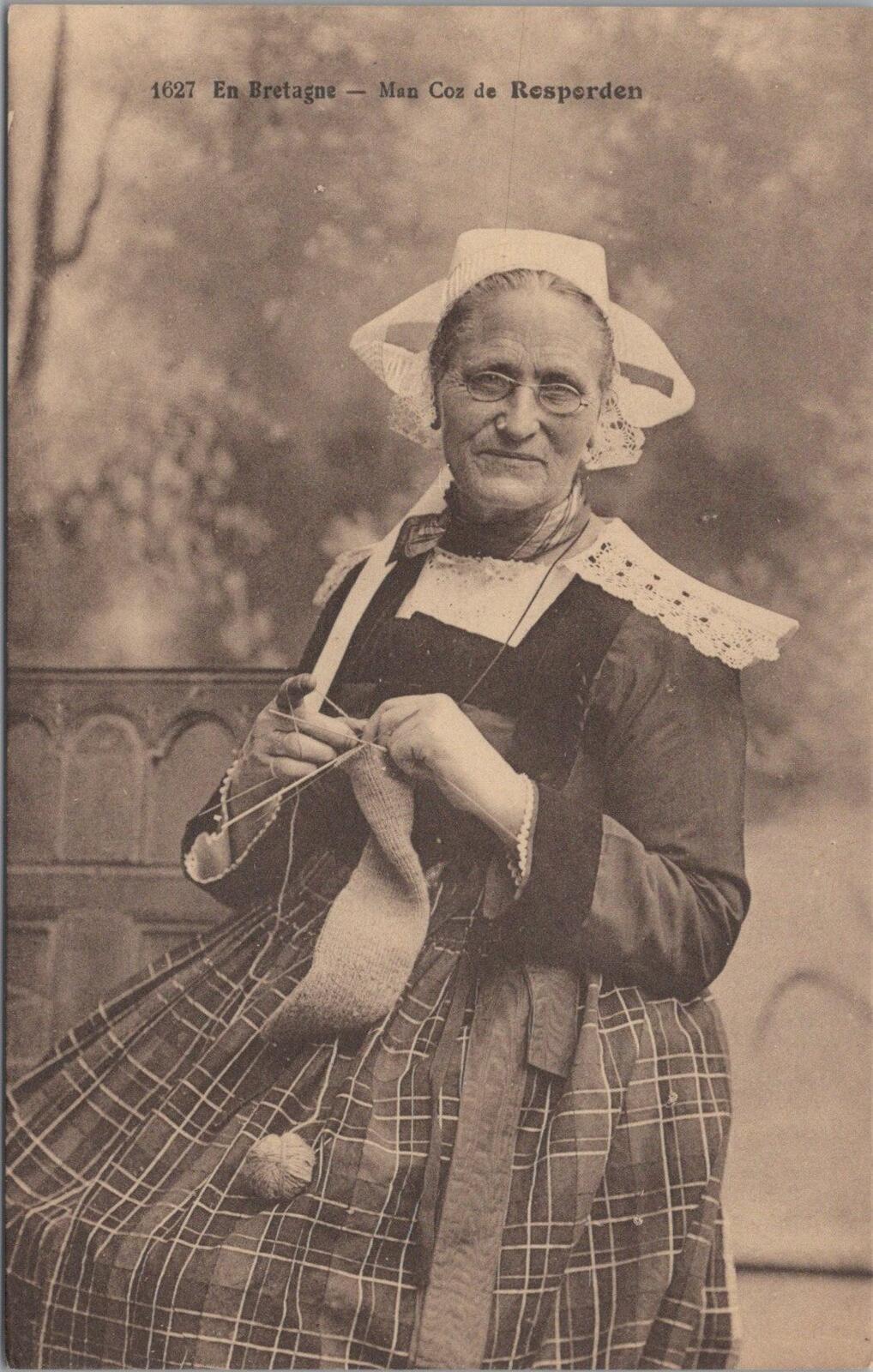 France Postcard: Bretagne Rosporden Knitting Woman Traditional Costume XT3360