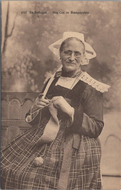 France Postcard: Bretagne Rosporden Knitting Woman Traditional Costume XT3360