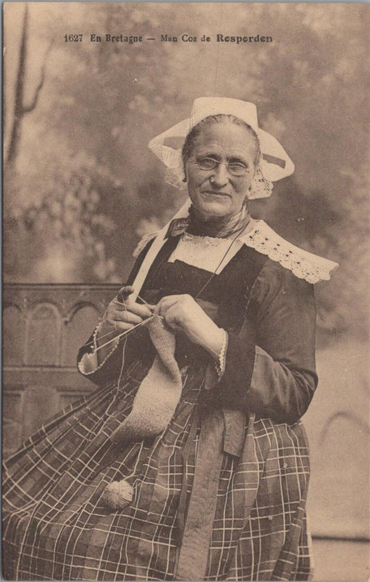 France Postcard: Bretagne Rosporden Knitting Woman Traditional Costume XT3360