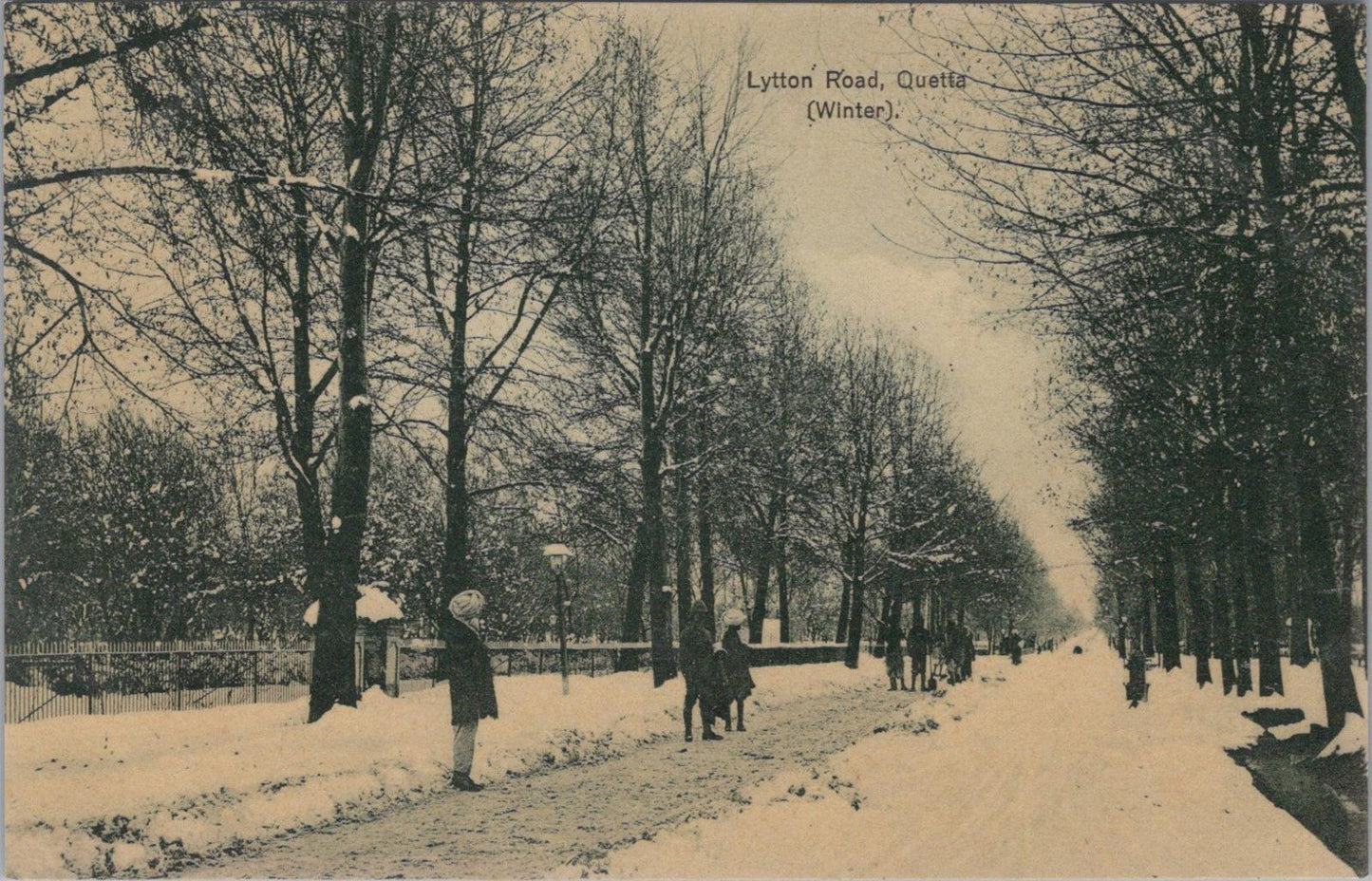 Pakistan Postcard - Winter Scene on Lytton Road in Quetta   XT579