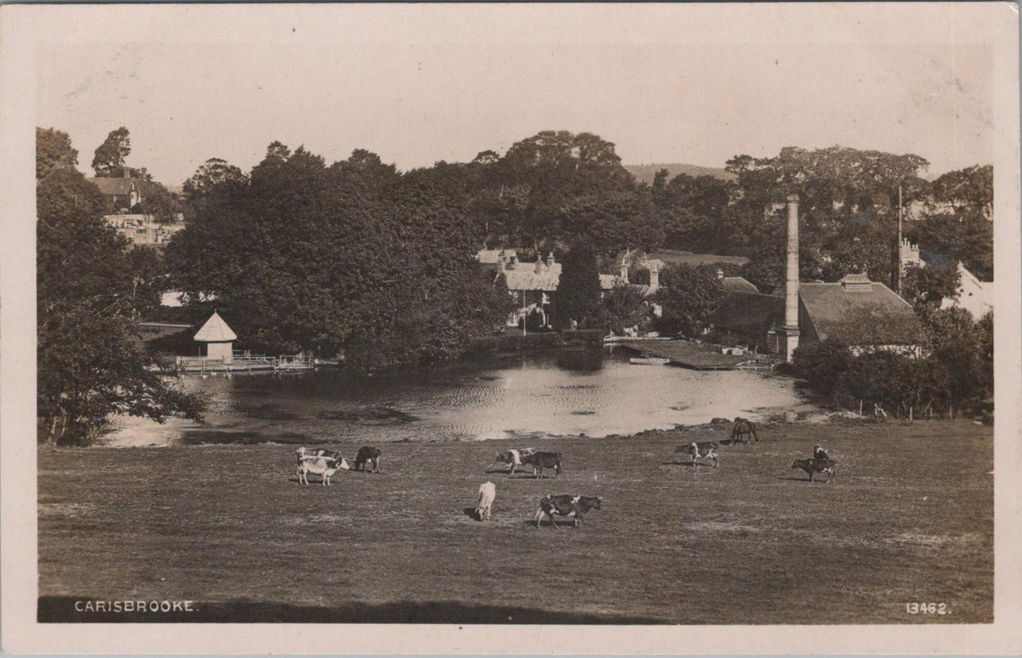 Isle of Wight Postcard - Carisbrooke Village    XT587