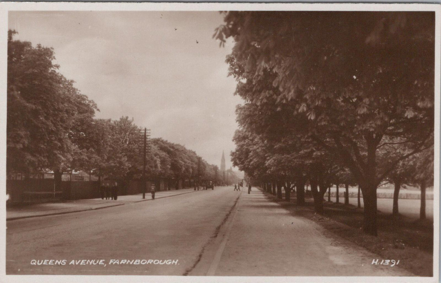 Hampshire Postcard - Queens Avenue, Farnborough   XT590