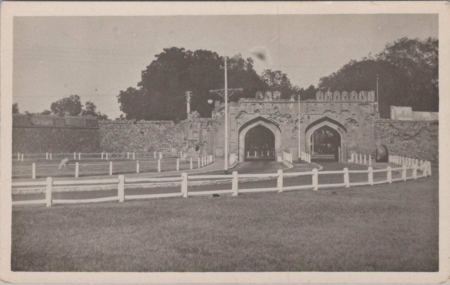 India Postcard - Delhi, Kashmere Gate Fort Entrance Memorial Mutiny 1857 -XT1530