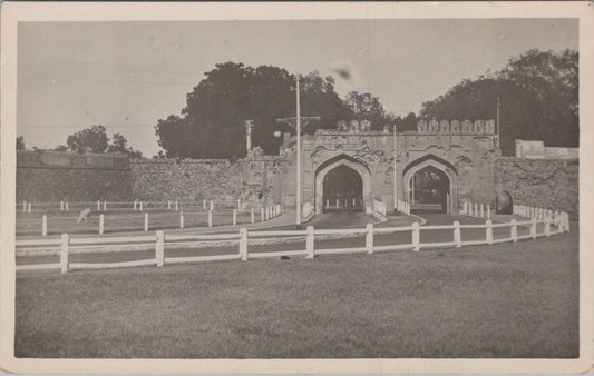 India Postcard - Delhi, Kashmere Gate Fort Entrance Memorial Mutiny 1857 -XT1530