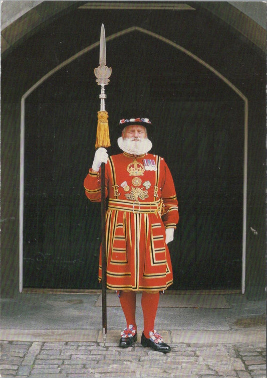 London Postcard: HM Tower of London Yeoman Warder State Dress Uniform  XT2745