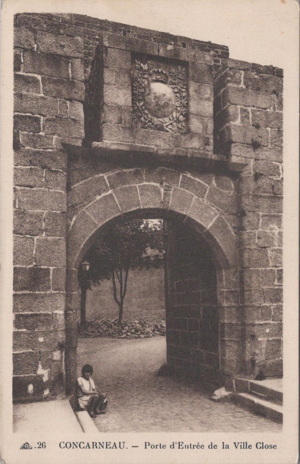 France Postcard - Porte d'Entrée of the Ville Close, Concarneau, Finistère XT671