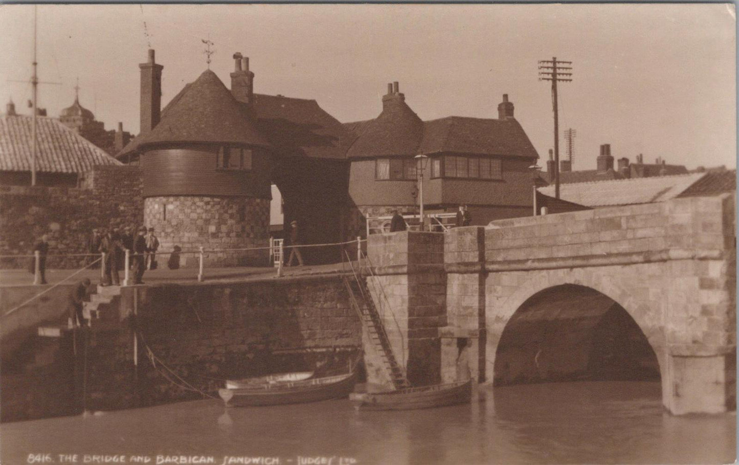 Kent Postcard - The Bridge and Barbican, Sandwich   XT685