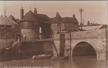 Kent Postcard - The Bridge and Barbican, Sandwich   XT685