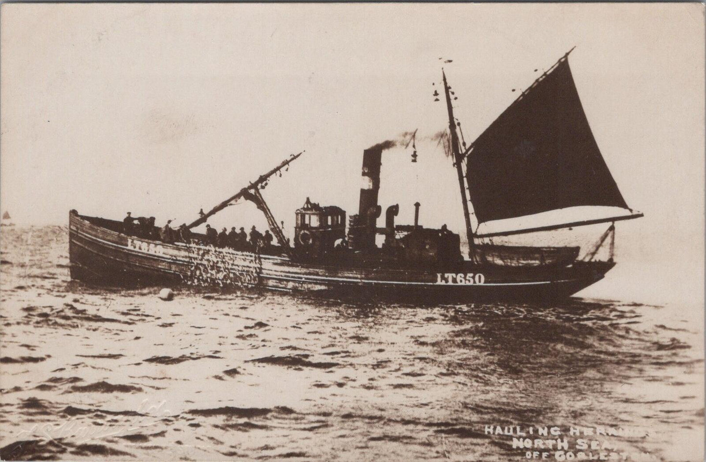 Steam Drifter LT650 Hauling Herring North Sea, Gorleston Suffolk Postcard XT2343