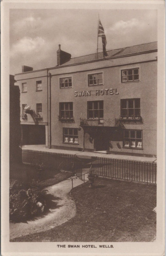 Somerset Postcard: The Swan Hotel Wells RPPC, 15thc Coaching Inn XT2408
