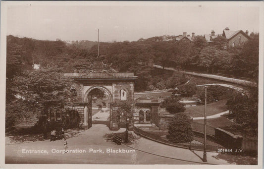 Lancashire Postcard - Entrance to Corporation Park in Blackburn  XT1330