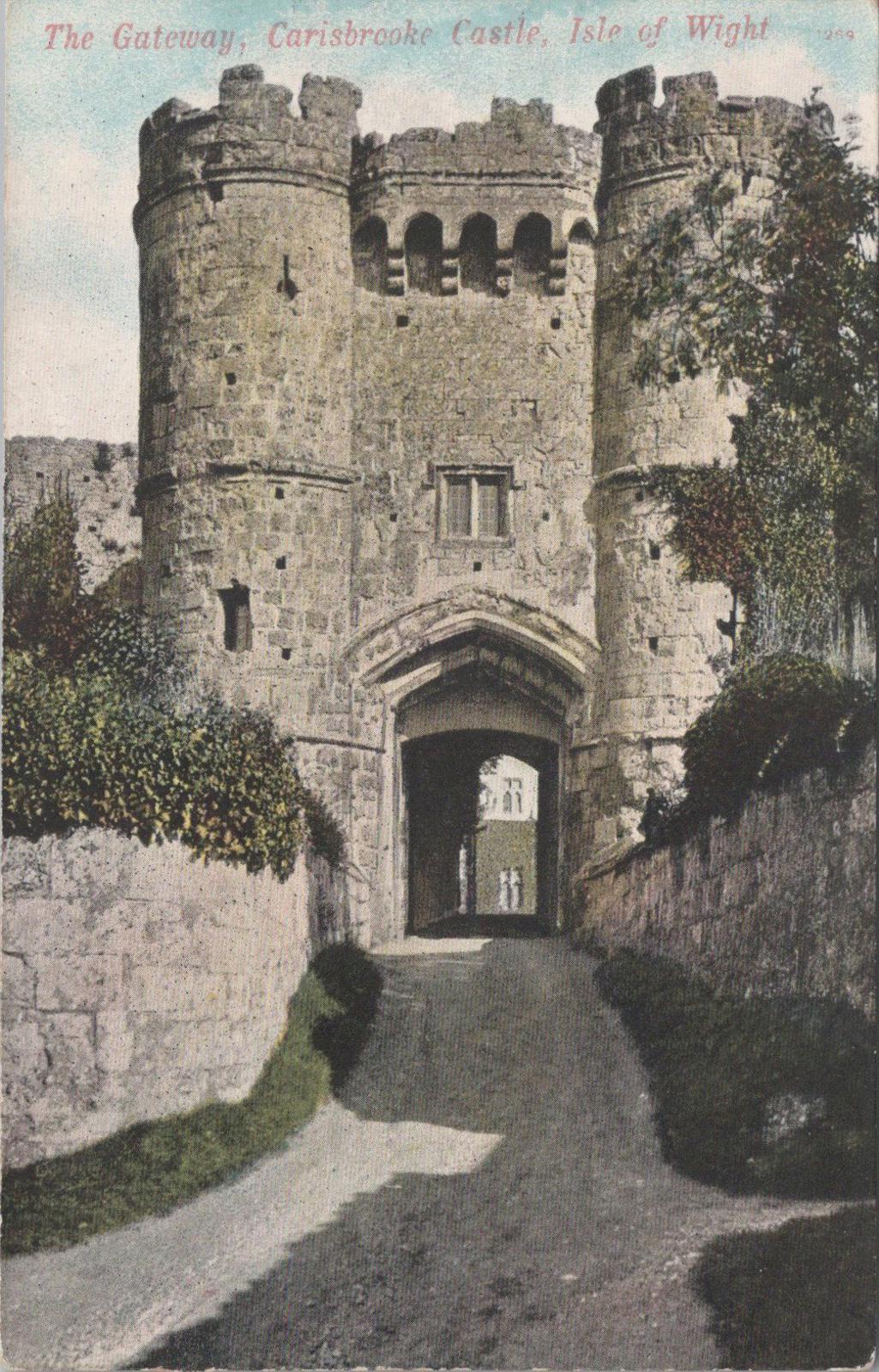 Isle of Wight Postcard - The Gateway of Carisbrooke Castle  XT1335