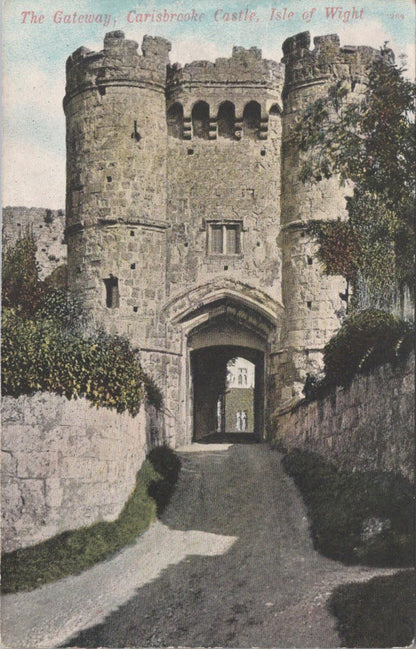 Isle of Wight Postcard - The Gateway of Carisbrooke Castle  XT1335