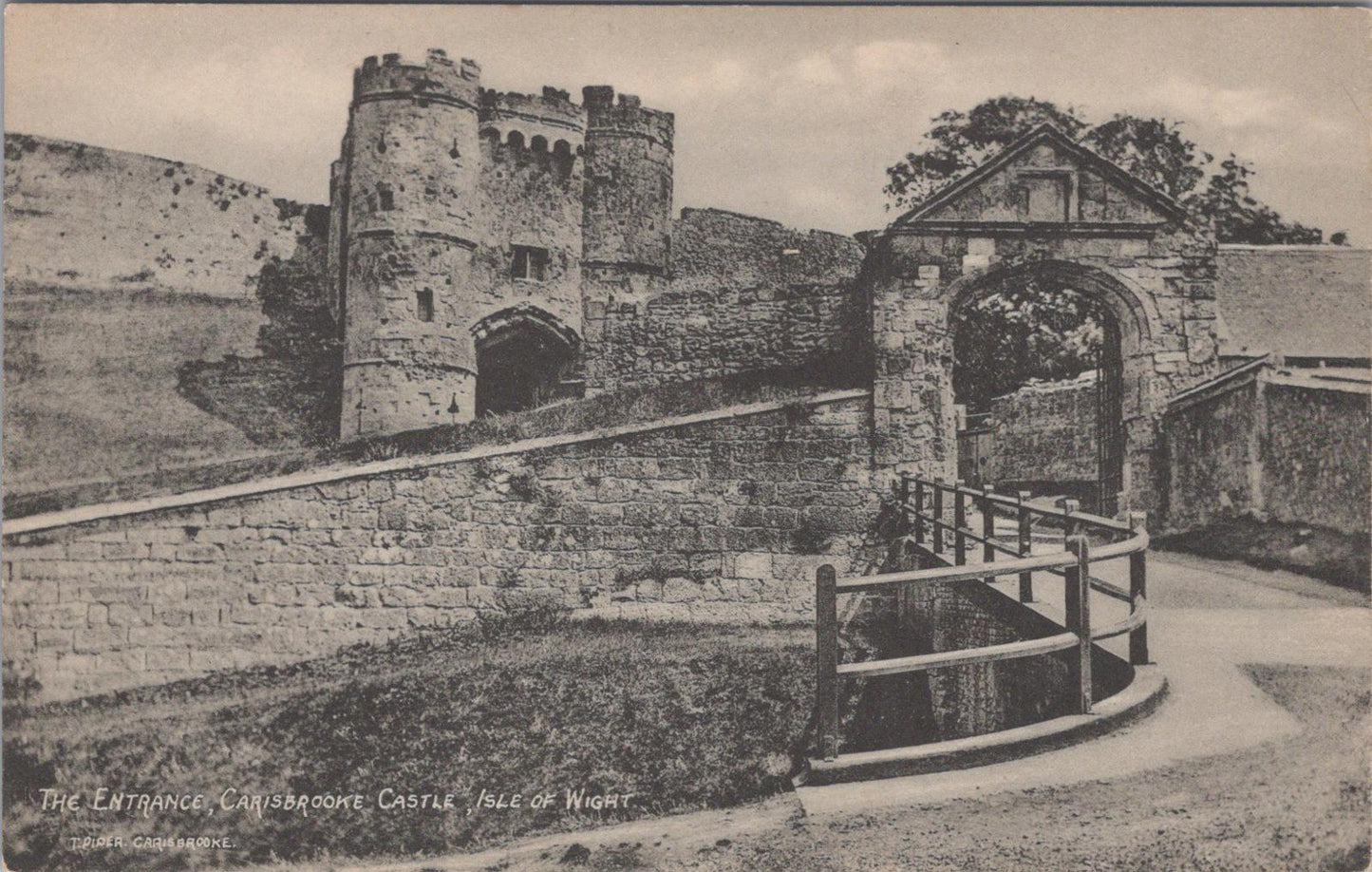 Isle of Wight Postcard - Entrance to Carisbrooke Castle  XT1352