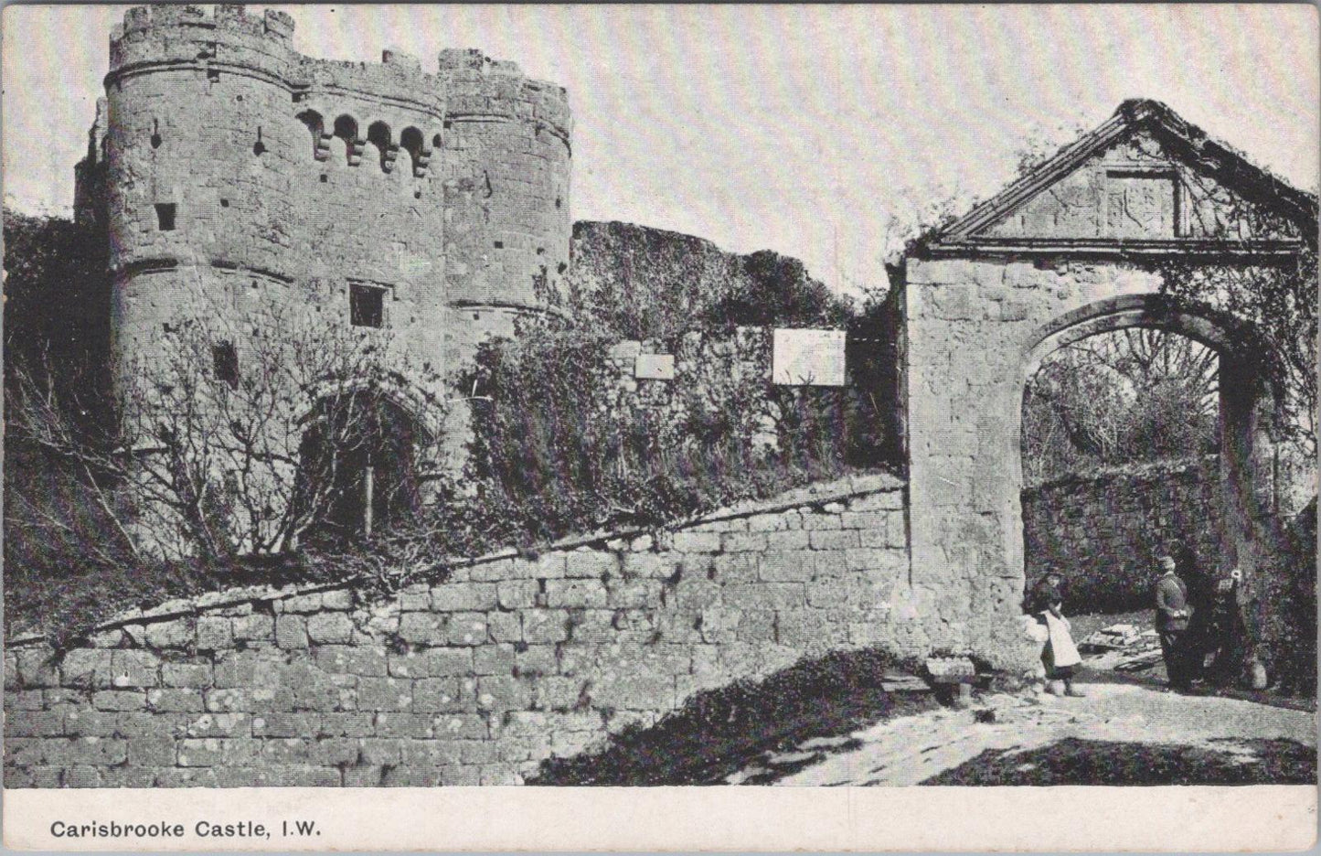 Isle of Wight Postcard: Carisbrooke Castle, Gatehouse & Barbican View XT1435