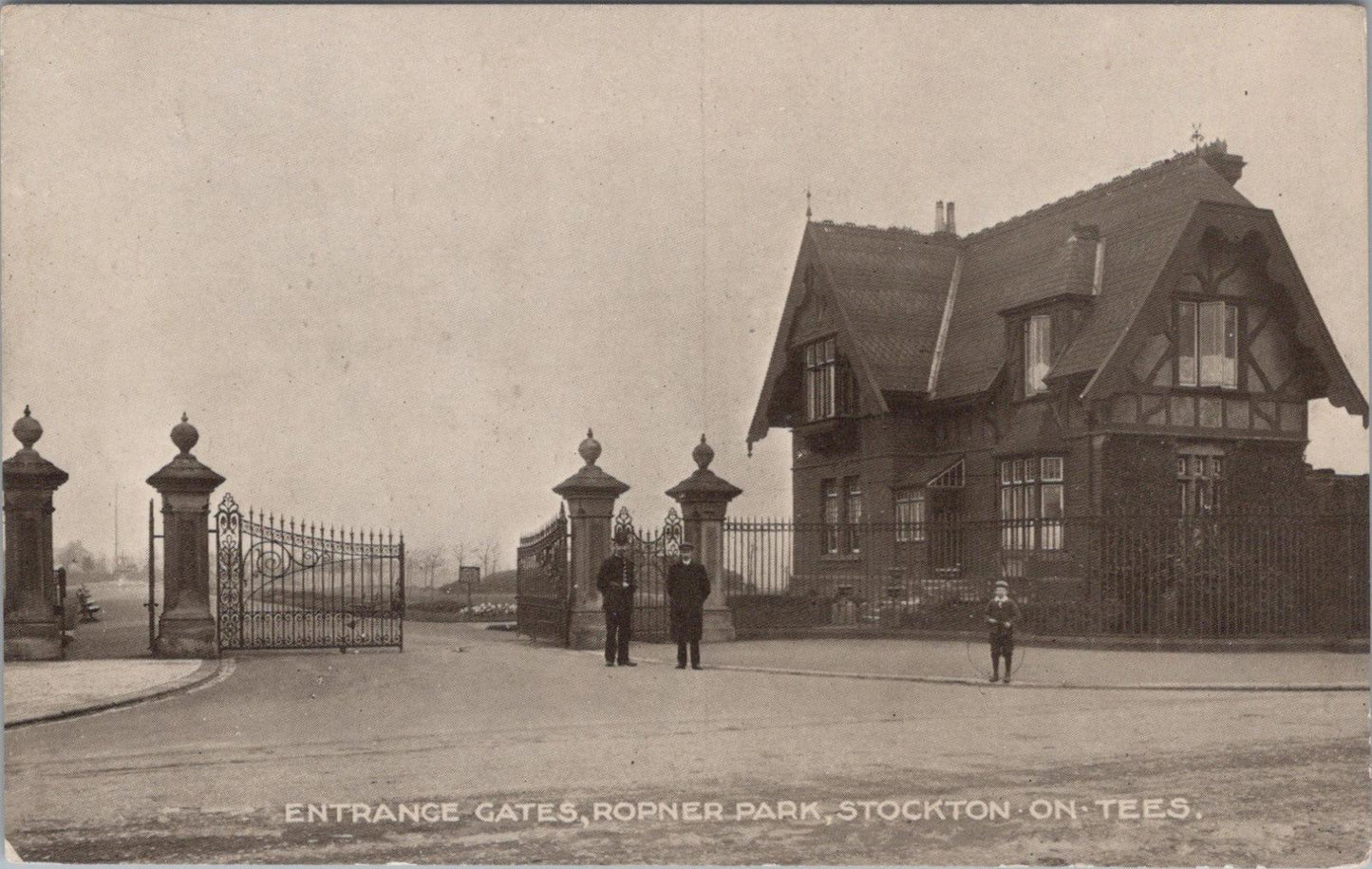 Durham Postcard: Entrance Gates, Ropner Park, Stockton-on-Tees XT1440