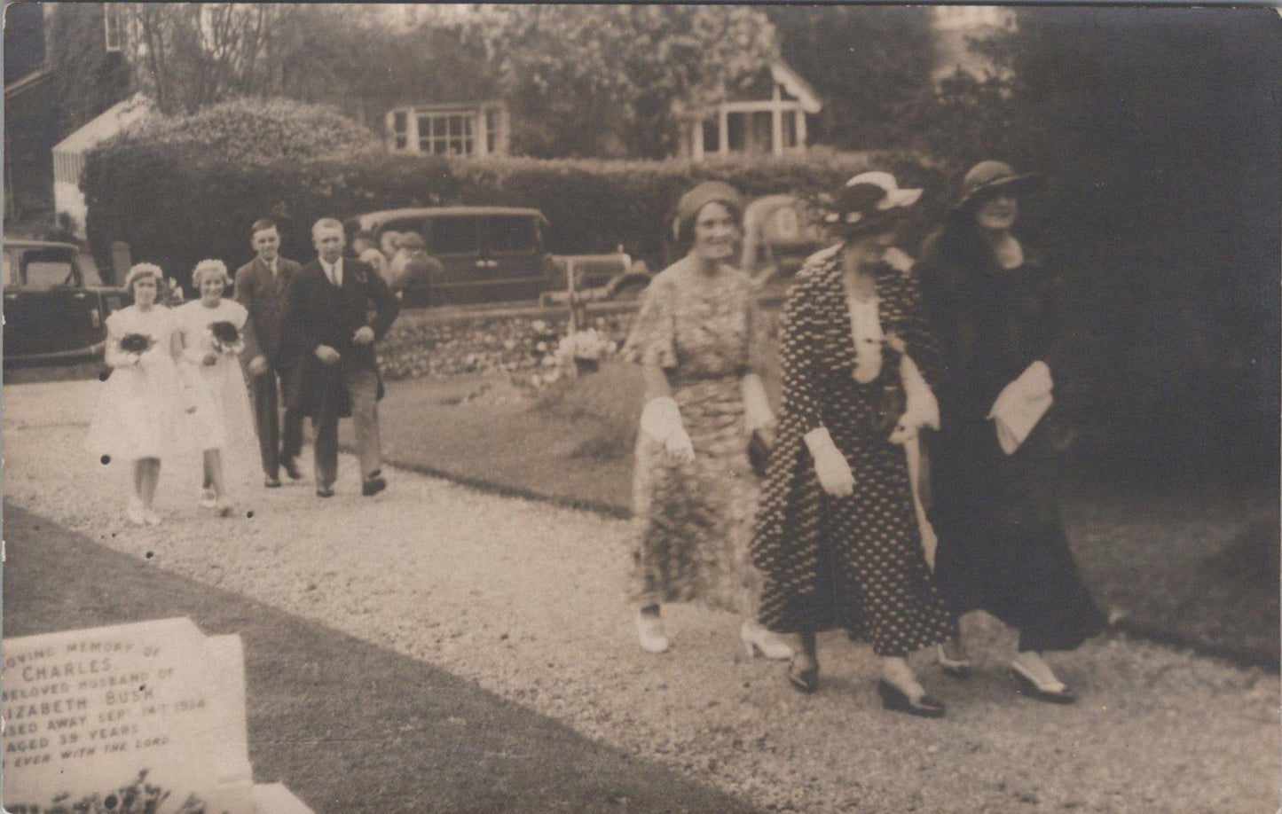 Isle of Wight Postcard - Wedding Group at St. Lawrence Church, Ventnor  XT1453