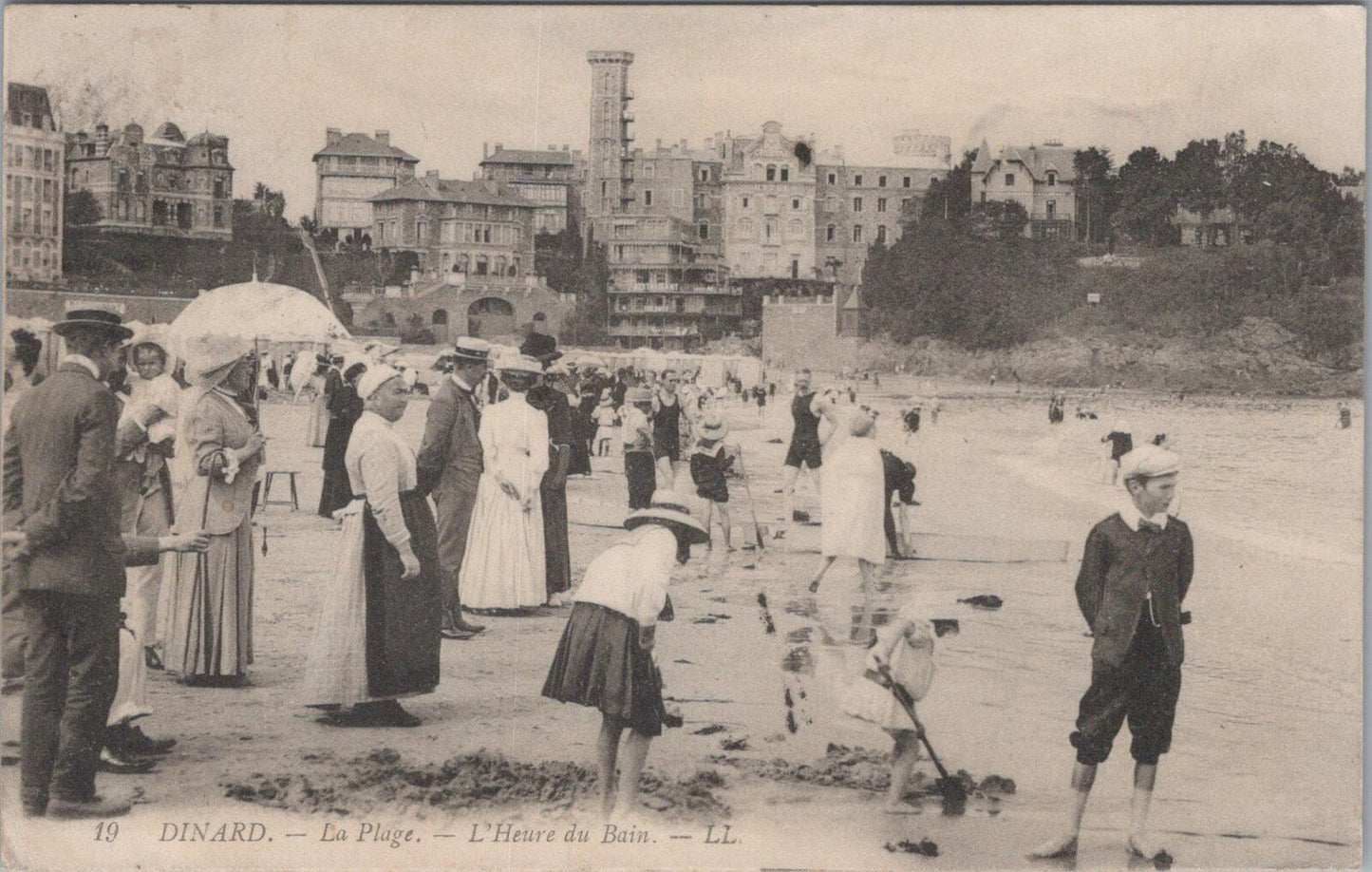 France Postcard: Dinard - La Plage, L'Heure du Bain, Belle Époque, Beach  XT1951