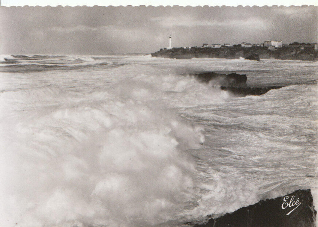 France Postcard  - Biarritz - Grosses Vagues Sur Les Rochers 13884A