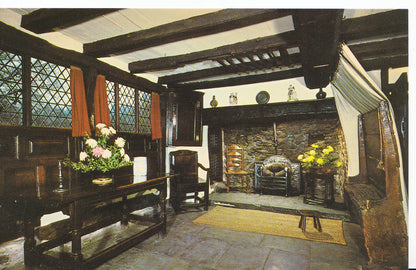 Warwickshire Postcard - The Living Room or Hall - Anne Hathaway's Cottage   SL88