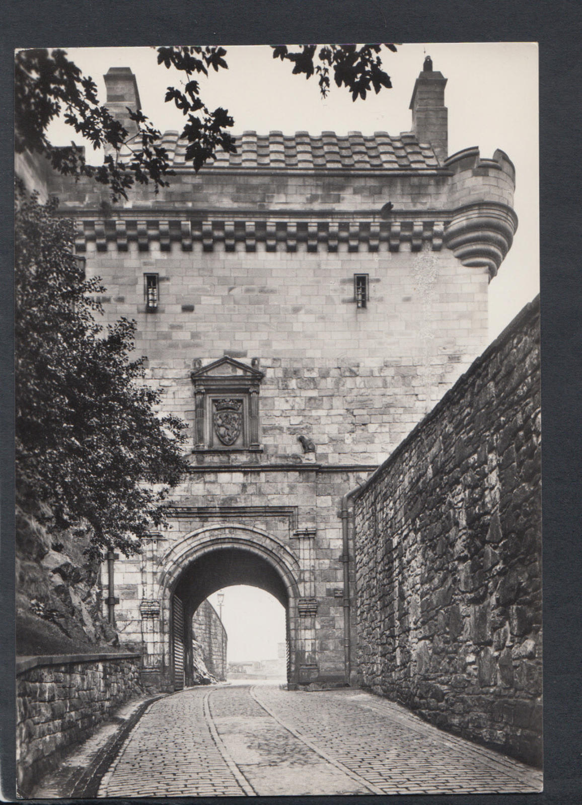 Scotland Postcard - Edinburgh Castle - The Portcullis Gate   RR6355