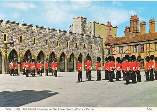 Berkshire Postcard - Windsor, The Guard Mounting On The Lower Ward   SM236