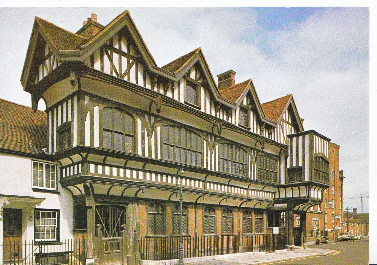 Hampshire Postcard - The Tudor House, Southampton   SM102