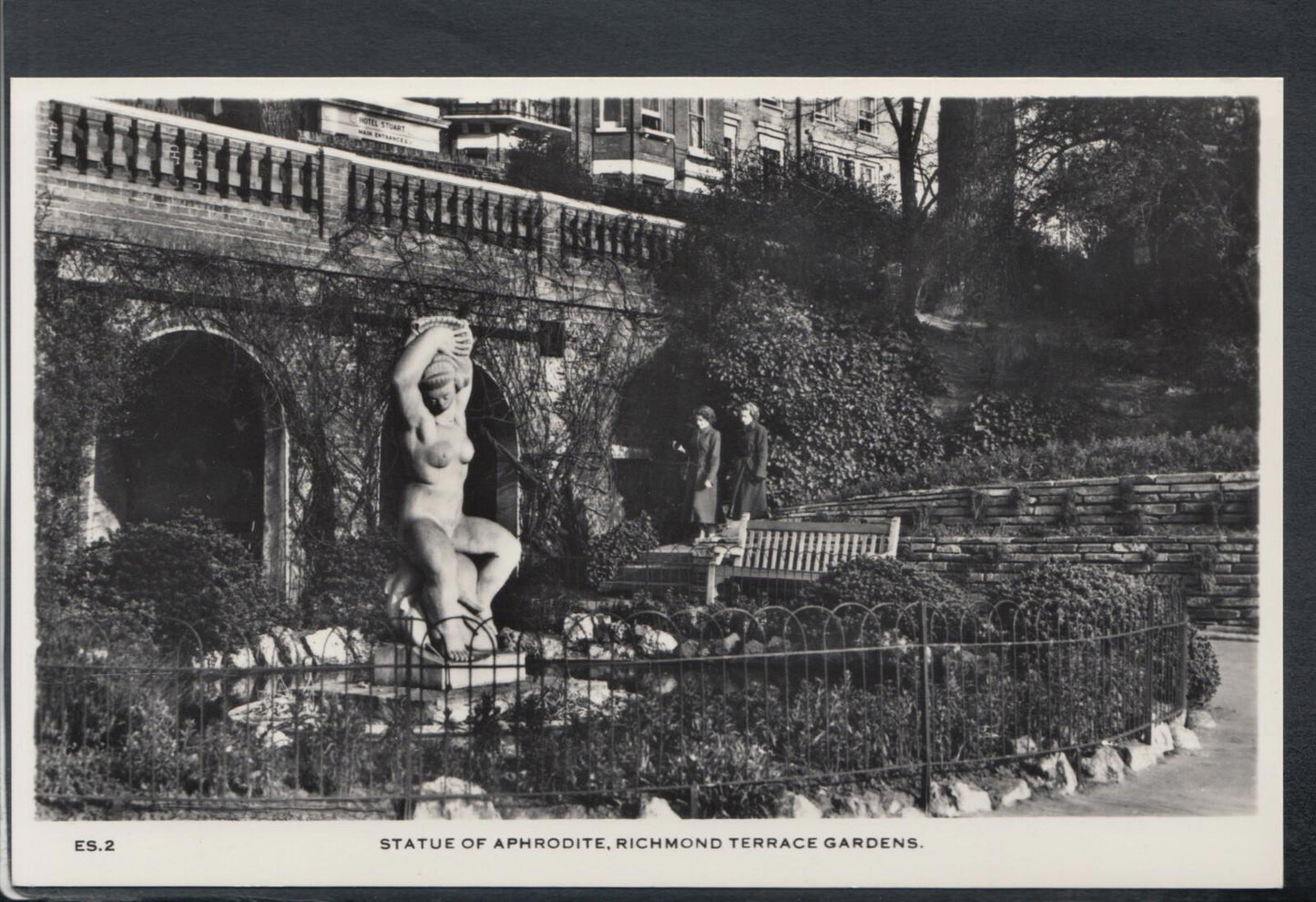 London Postcard - Statue of Aphrodite, Richmond Terrace Gardens   RT2087