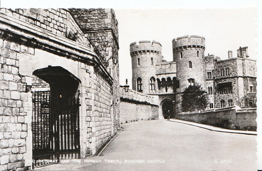Berkshire Postcard - Old Gateway & The Norman Tower, Windsor Castle   SL302
