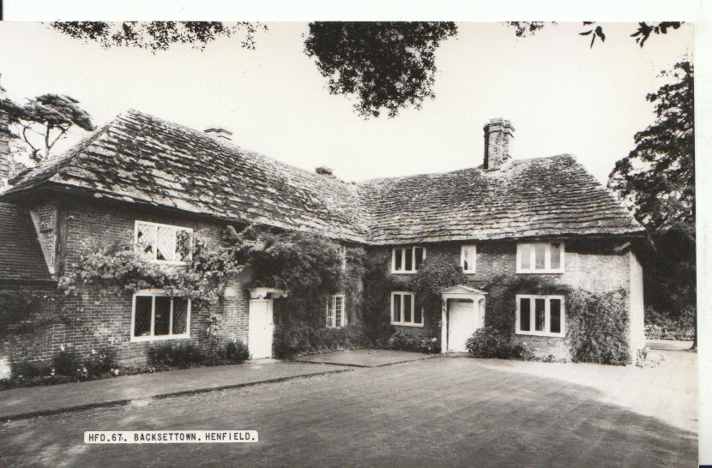 Sussex Postcard:Backsettown Henfield, Historic Farmhouse Country Courtyard 9495A