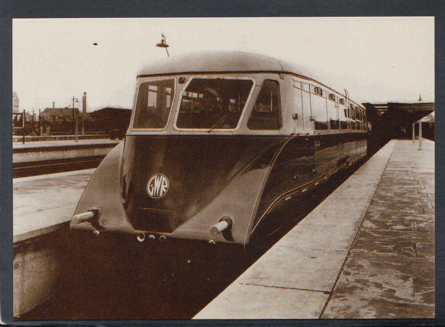 Glamorgan Postcard: Trains, Cardiff Railway Station GWR Railcar No4 - RR23724