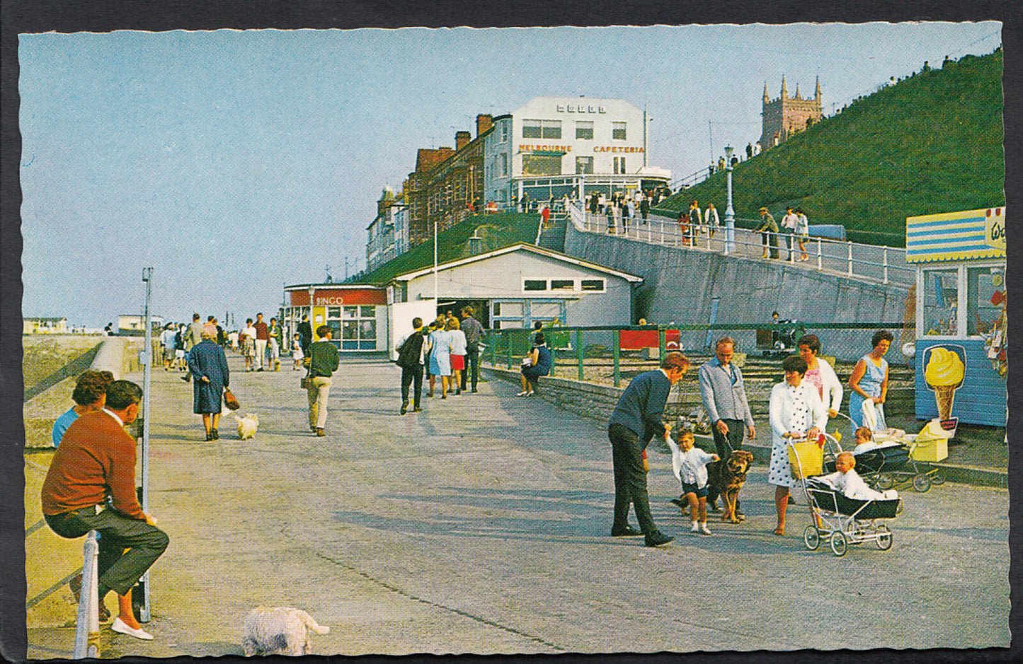 Norfolk Postcard: Cromer The Promenade Beach Coastal People View 1970's RS41647