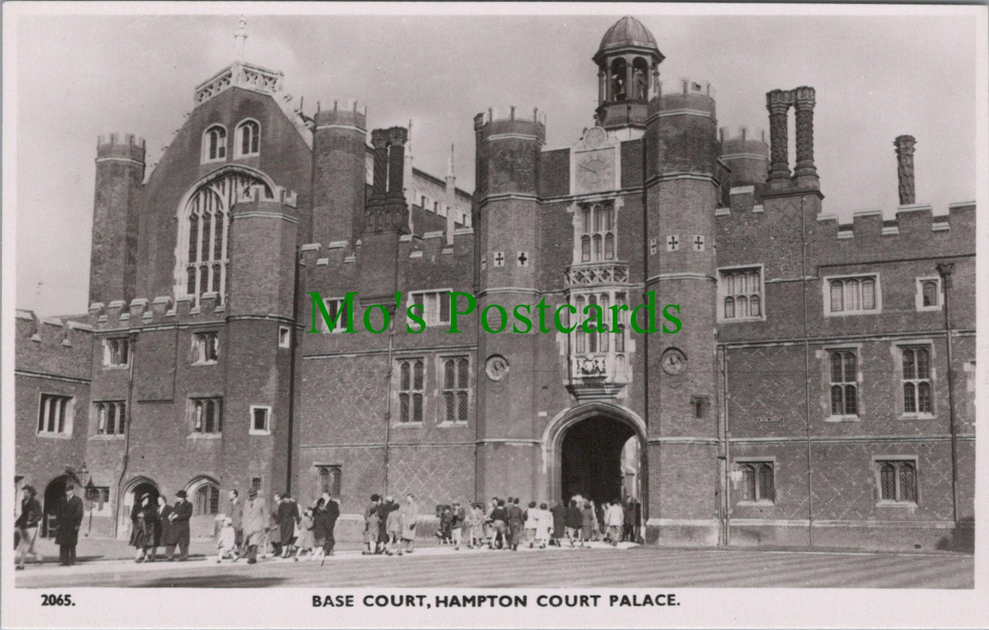 Middlesex Postcard: Hampton Court Palace Base Court Anne Boleyn Gateway RT2