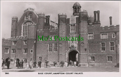 Middlesex Postcard: Hampton Court Palace Base Court Anne Boleyn Gateway RT2