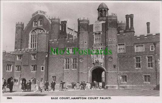 Middlesex Postcard: Hampton Court Palace Base Court Anne Boleyn Gateway RT2