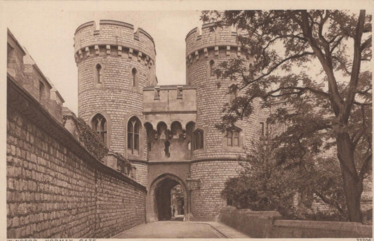 Berkshire Postcard - Windsor Castle - Norman Gate  RS24634