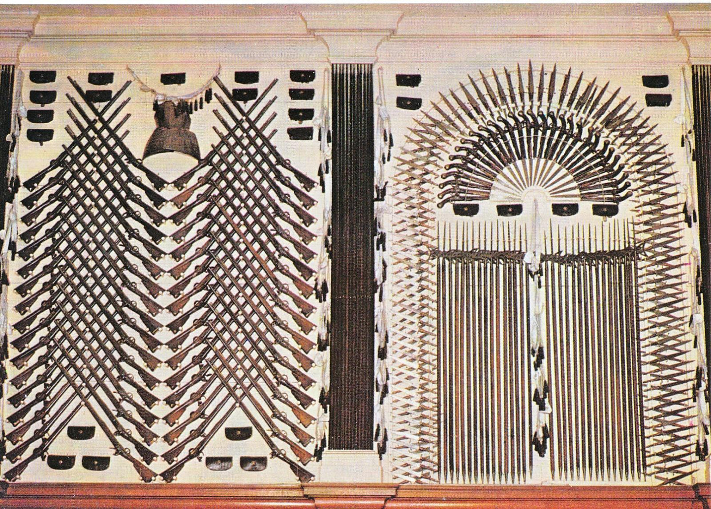 Middlesex Postcard - Hampton Court Palace, Trophies of Arms   SM227