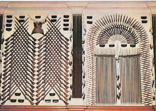 Middlesex Postcard - Hampton Court Palace, Trophies of Arms   SM227