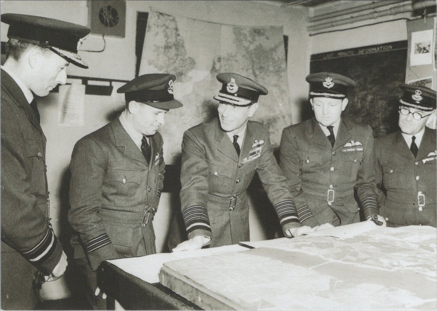 Lincolnshire Postcard: Wg Cdr Guy Gibson Briefs King George VI RAF Scampton RR23737