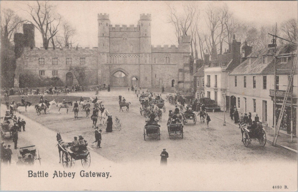 Sussex Postcard: Battle Abbey Gateway Market Square Horses Carriages XT5069