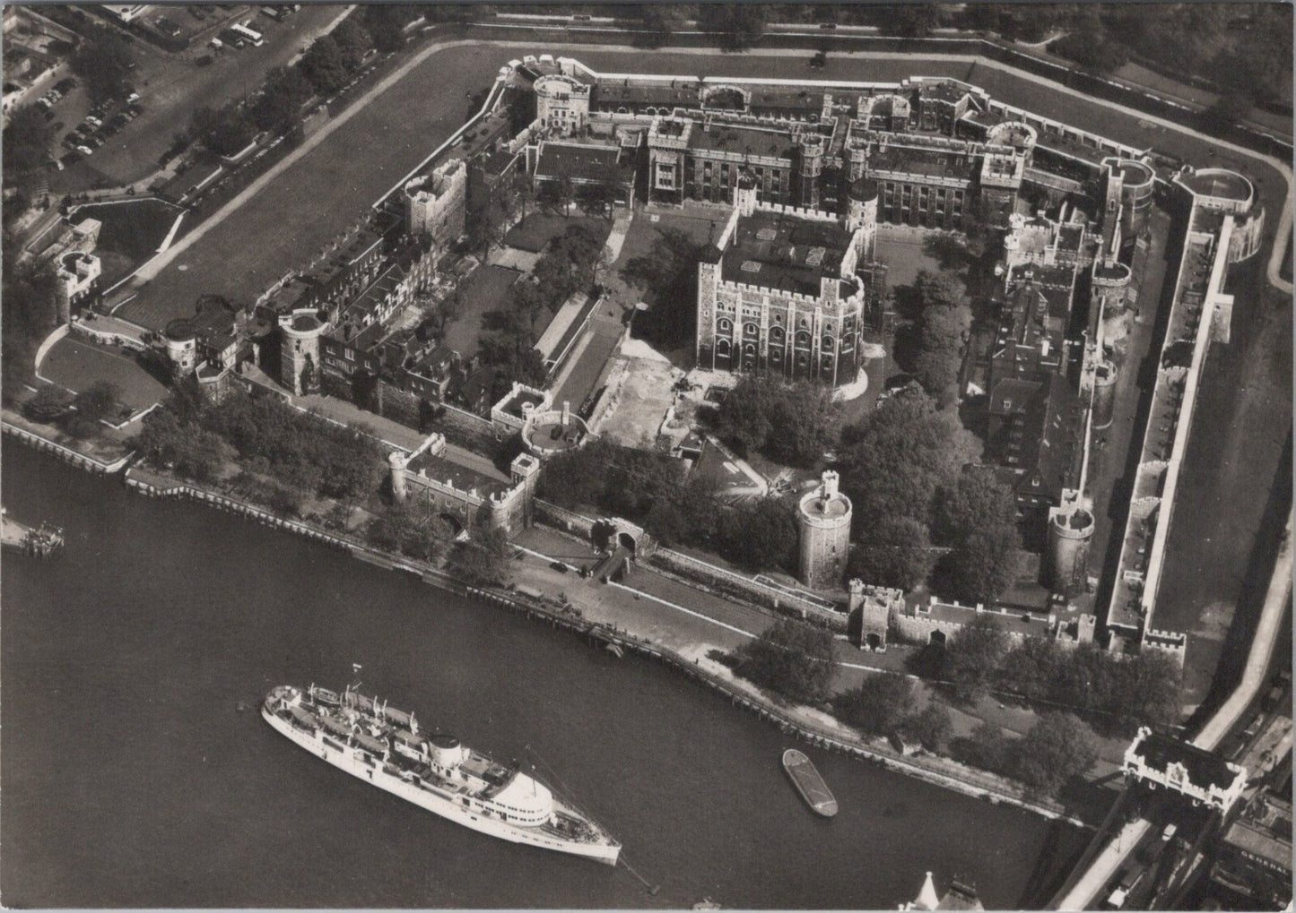 London Postcard:Tower of London Aerial View River Thames White Tower 50's XT4445