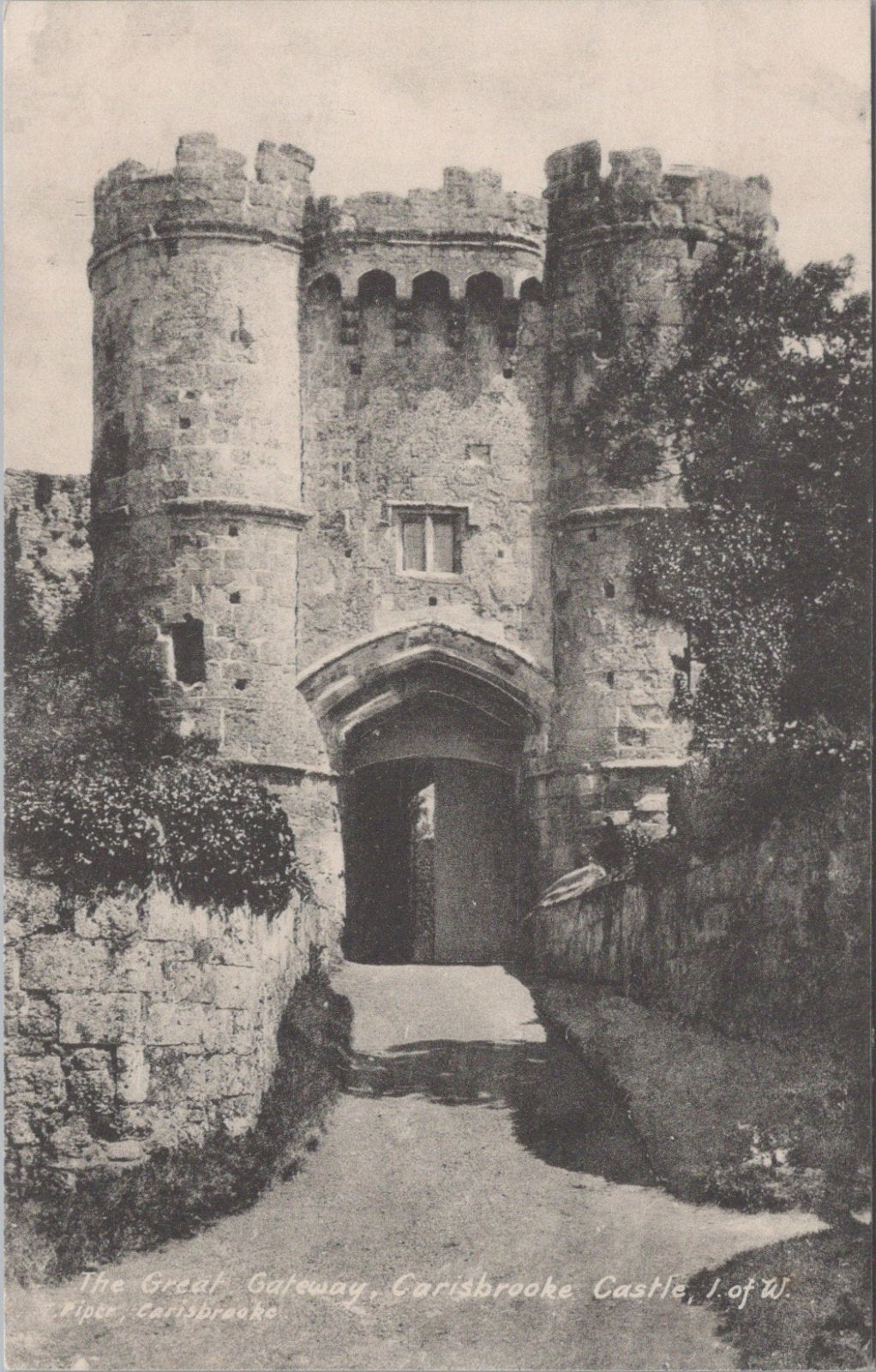 Isle of Wight Postcard: Carisbrooke Castle Great Gateway XT5302