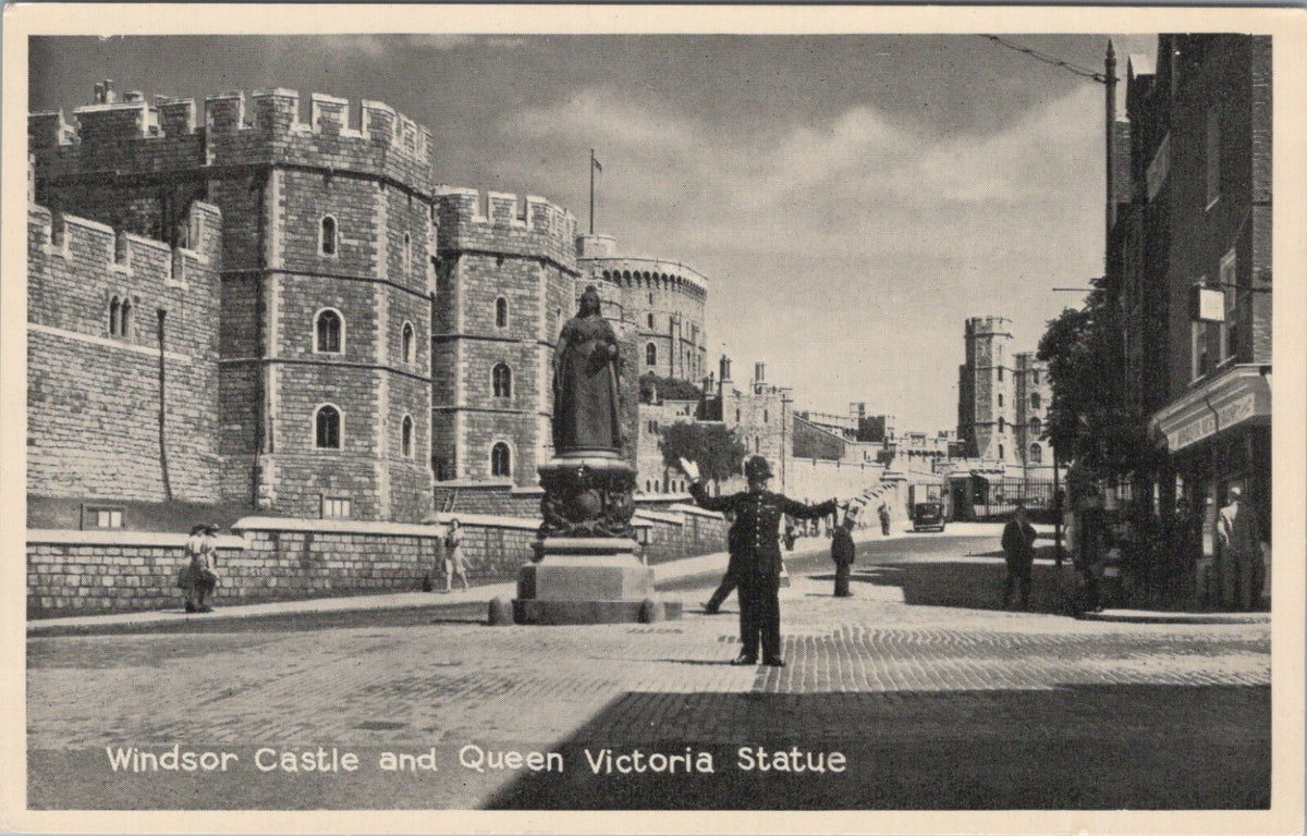 Berkshire Postcard: Windsor Castle And Queen Victoria Statue 1950s XT5020