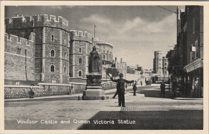 Berkshire Postcard: Windsor Castle And Queen Victoria Statue 1950s XT5020