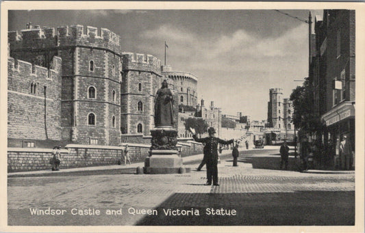 Berkshire Postcard: Windsor Castle And Queen Victoria Statue 1950s XT5020