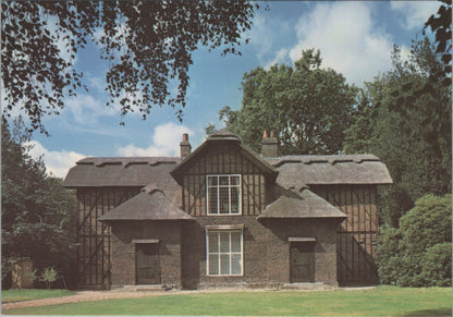 London Postcard: Kew Gardens Queen Charlottes Cottage Thatched House XT4513