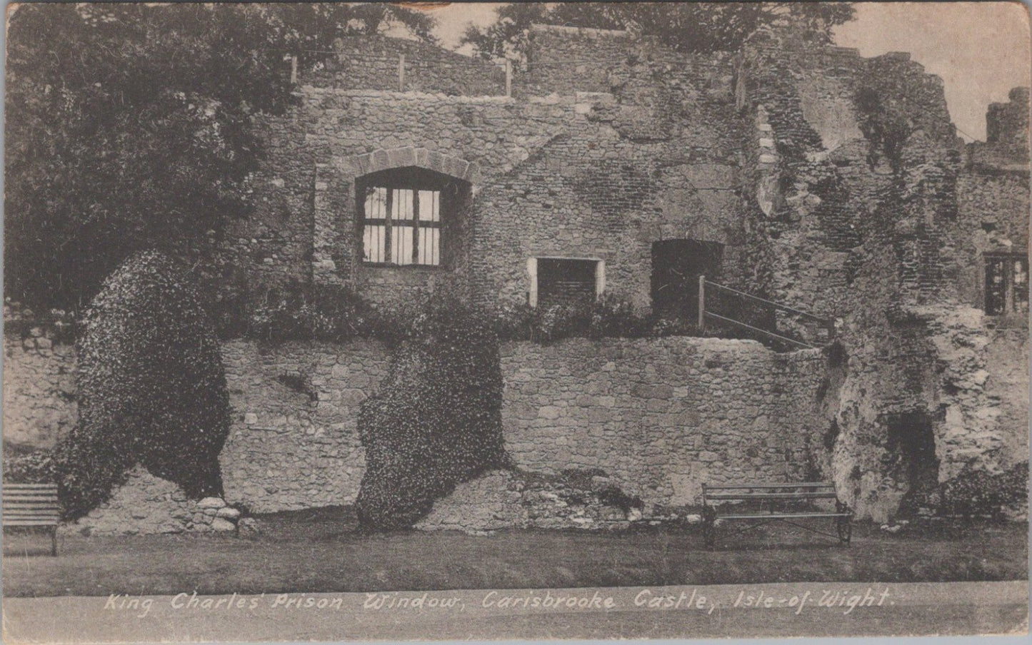 Isle of Wight Postcard: Carisbrooke Castle King Charles Prison Window  XT3572
